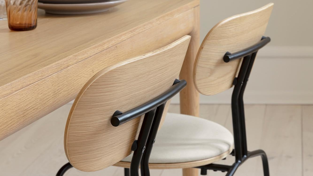 Eleganter Holzstuhl mit natürlicher Haptik, langlebiger Qualität und vielseitigem Design für jeden Wohnraum.