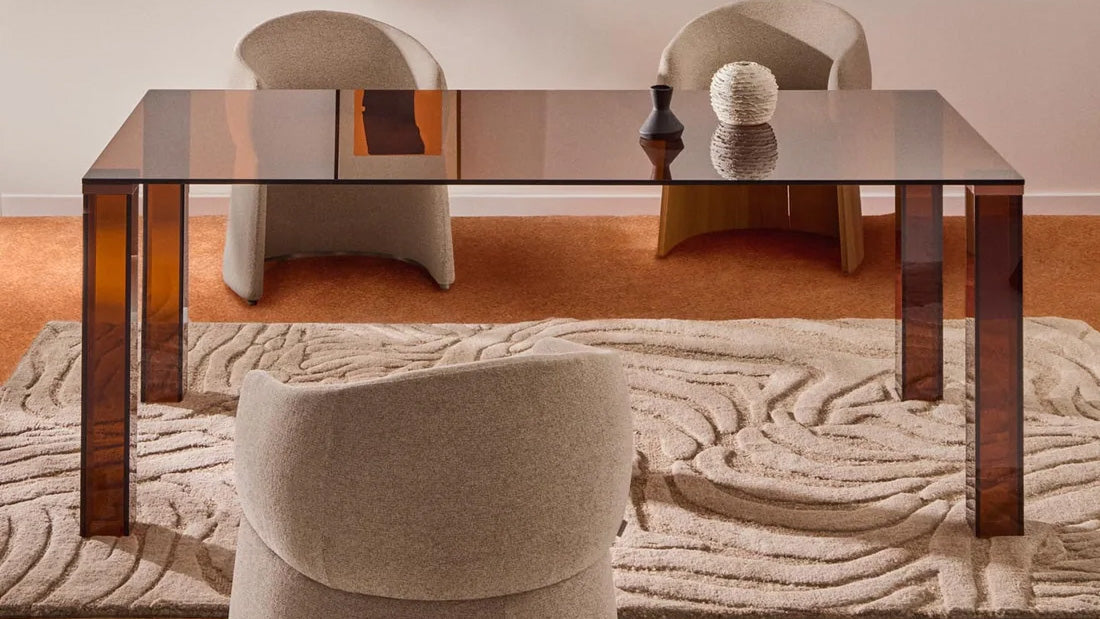 Eleganter Adularia Tisch von Kave Home mit weissem Teppich und bequemen Stühlen