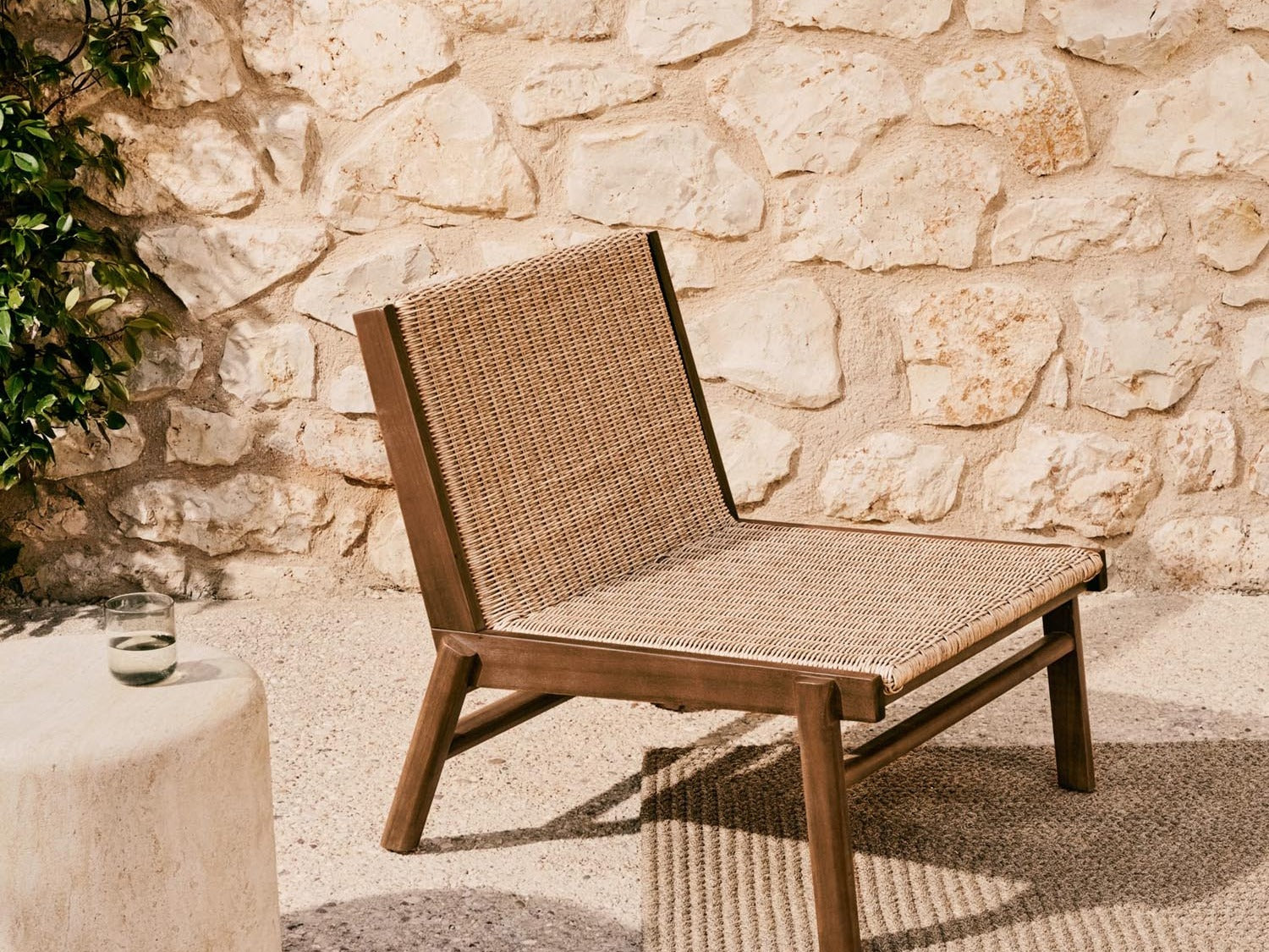 Elegante Altira Kollektion von Kave Home: stilvolle Möbel mit modernem Design und warmen Holztönen.