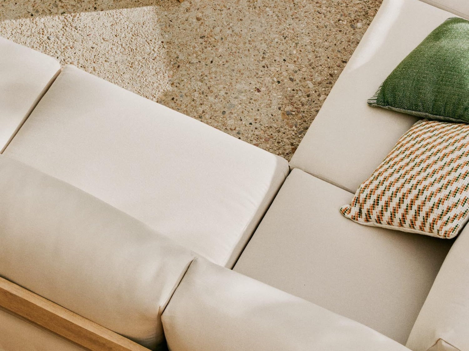 Elegante Ambra Kollektion von Kave Home: stilvolle Möbel und Accessoires in warmen Erdtönen für modernes Wohnen.