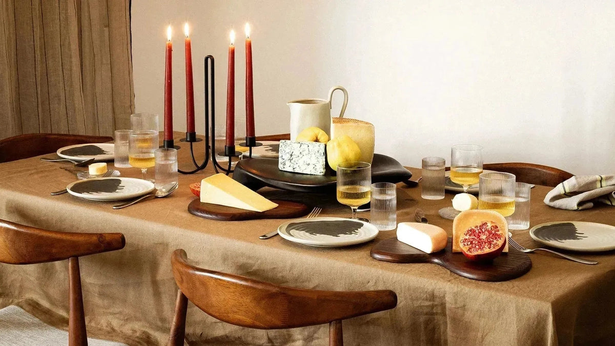 Entdecke die stilvolle Style de Vie Kollektion von KAQTU: elegante Servierplatten, magnetische Messerhalter und Tischaccessoires aus Holz.