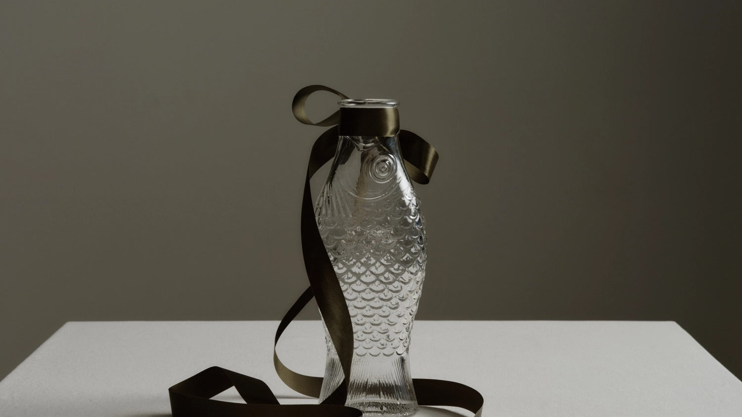 Entdecken Sie die Serax Kollektion bei KAQTU: stilvolles Geschirr, elegante Vasen und moderne Möbel für Ihr Zuhause. Hochwertiges belgisches Design!