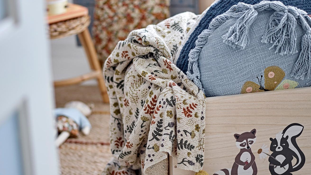 Vielseitige Aufbewahrungskisten von KAQTU in verschiedenen Designs und Größen, perfekt für Ordnung, Eleganz und nachhaltige Organisation im Zuhause.