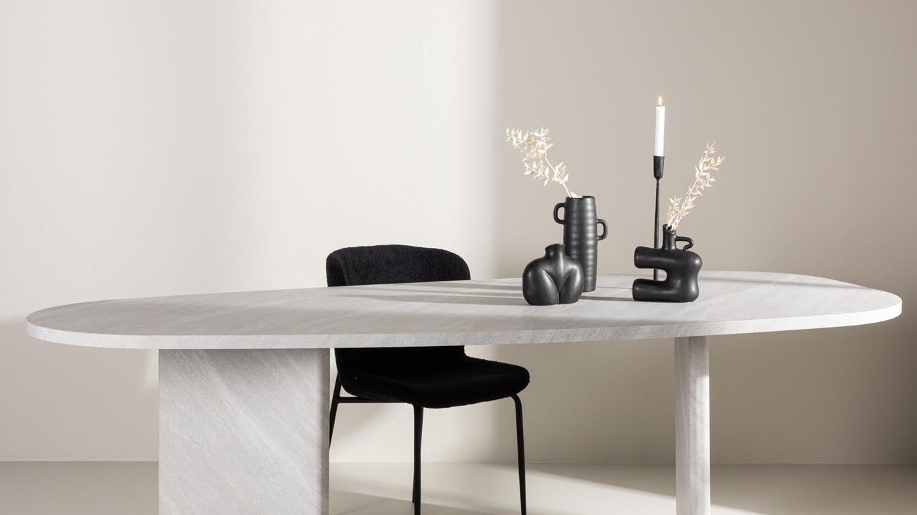 Eleganter schwarzer Esstisch mit markanten Kontrasten, ideal für moderne Essbereiche und stilvolle Einrichtung.