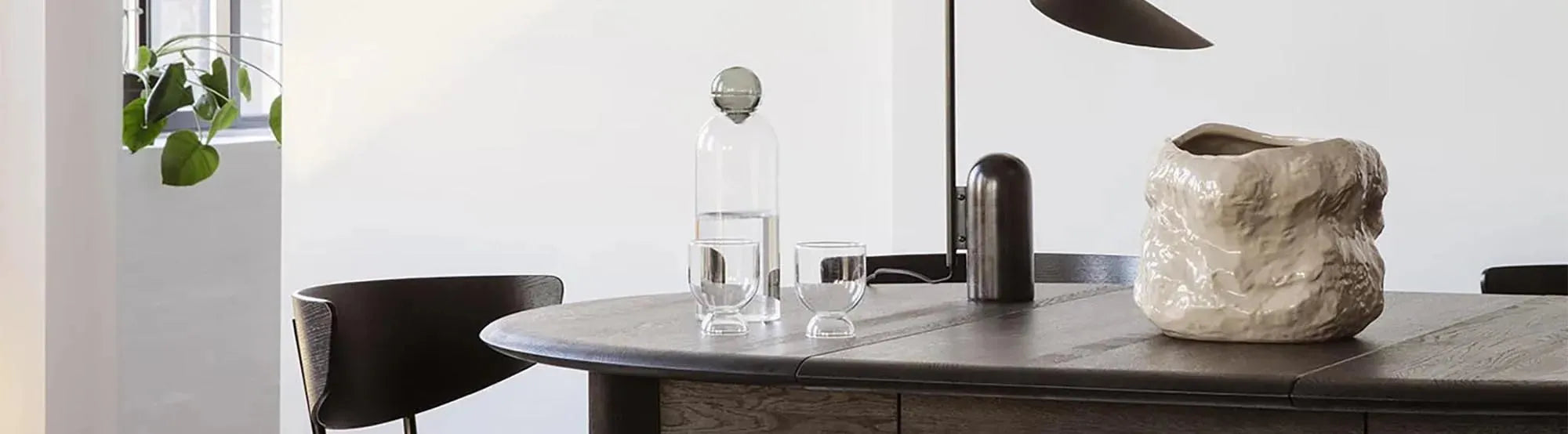Entdecke die Bevel Kollektion von Ferm Living: elegante Tische und Bänke, die Funktionalität und zeitloses Design vereinen. Hochwertige Materialien und subtile Eleganz für dein Zuhause.