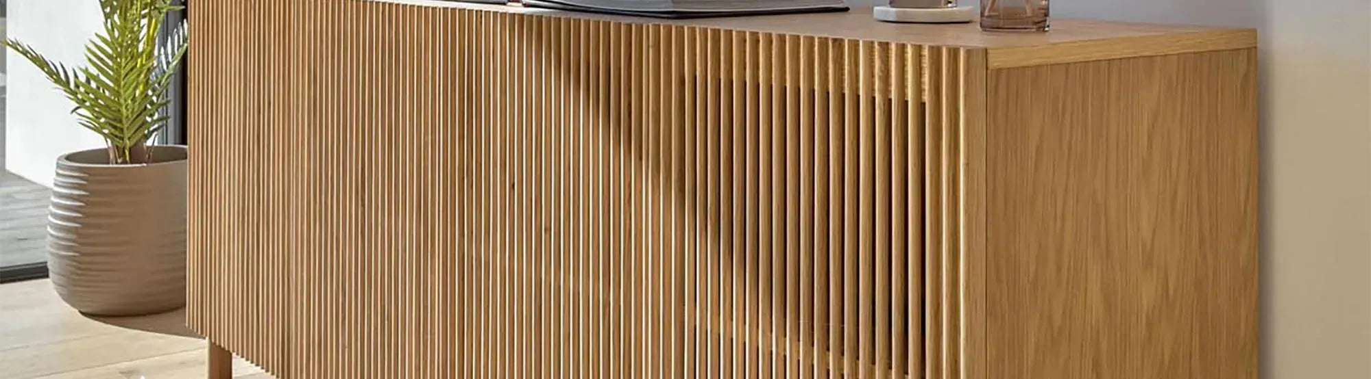 Entdecken Sie die Beyla-Kollektion von Kave Home: elegante Sideboards, Schränke und Nachttische mit puristischem Design und durchdachter Funktionalität.