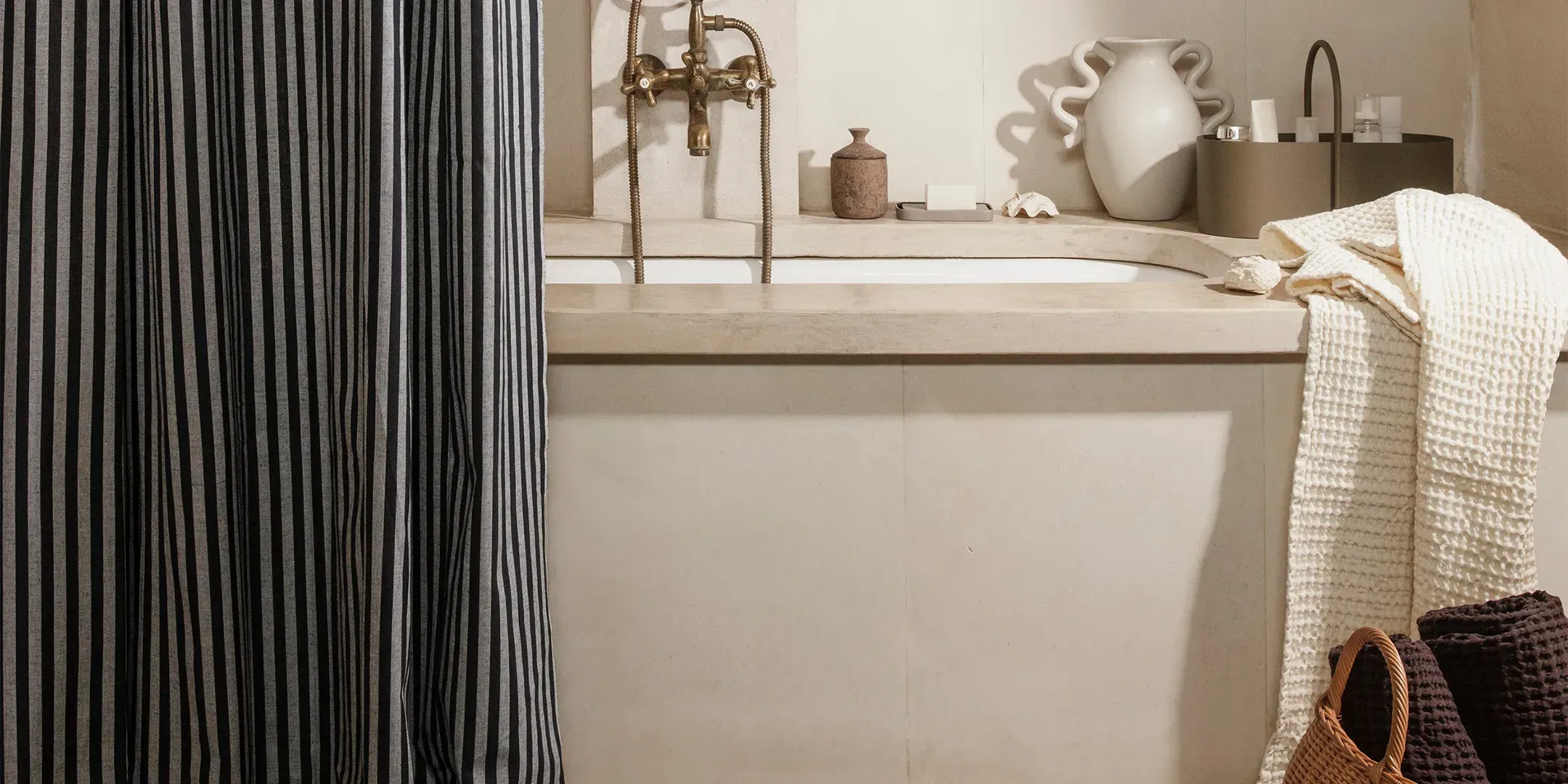 Entdecken Sie edle Badaccessoires wie Handtuchhalter und Seifenspender, die Stil und Funktionalität in Ihr Badezimmer bringen. Hochwertige Designs für jeden Bedarf!