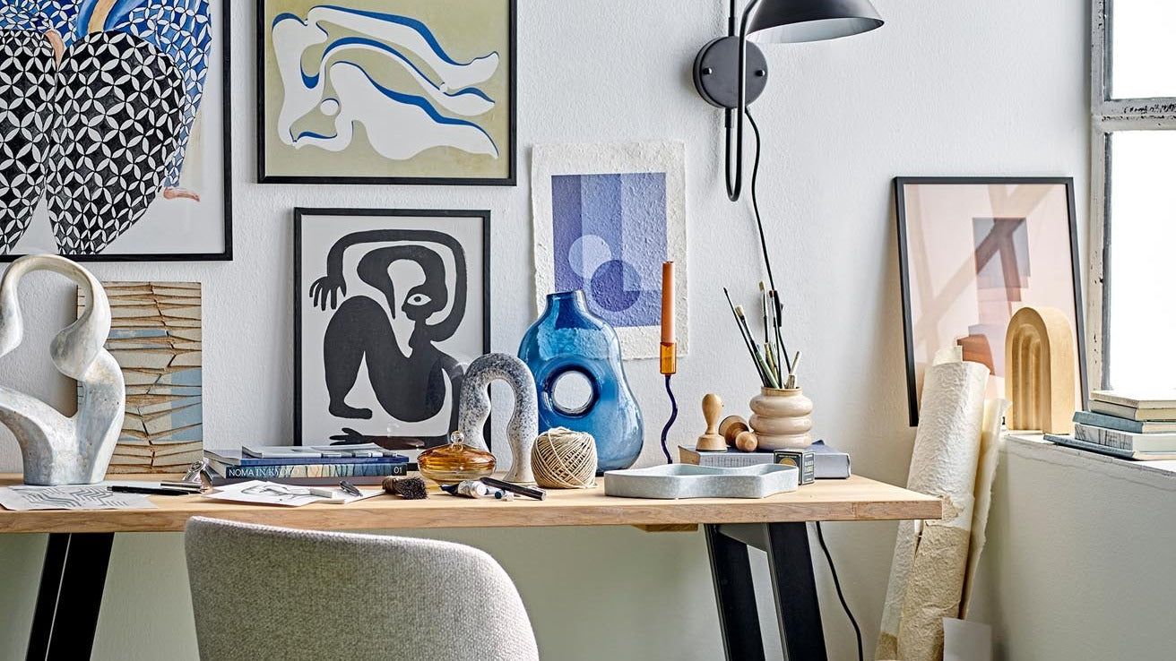 Entdecke ergonomische Bürotische und Design-Arbeitstische bei KAQTU. Funktionalität, Stil und hochwertige Materialien für jeden Arbeitsplatz.