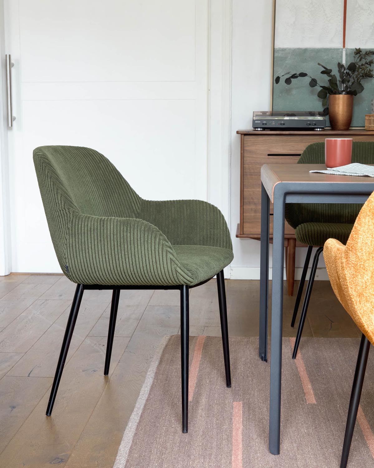Cord Stühle – markante Struktur, lässiger Look & bequemer Sitzkomfort