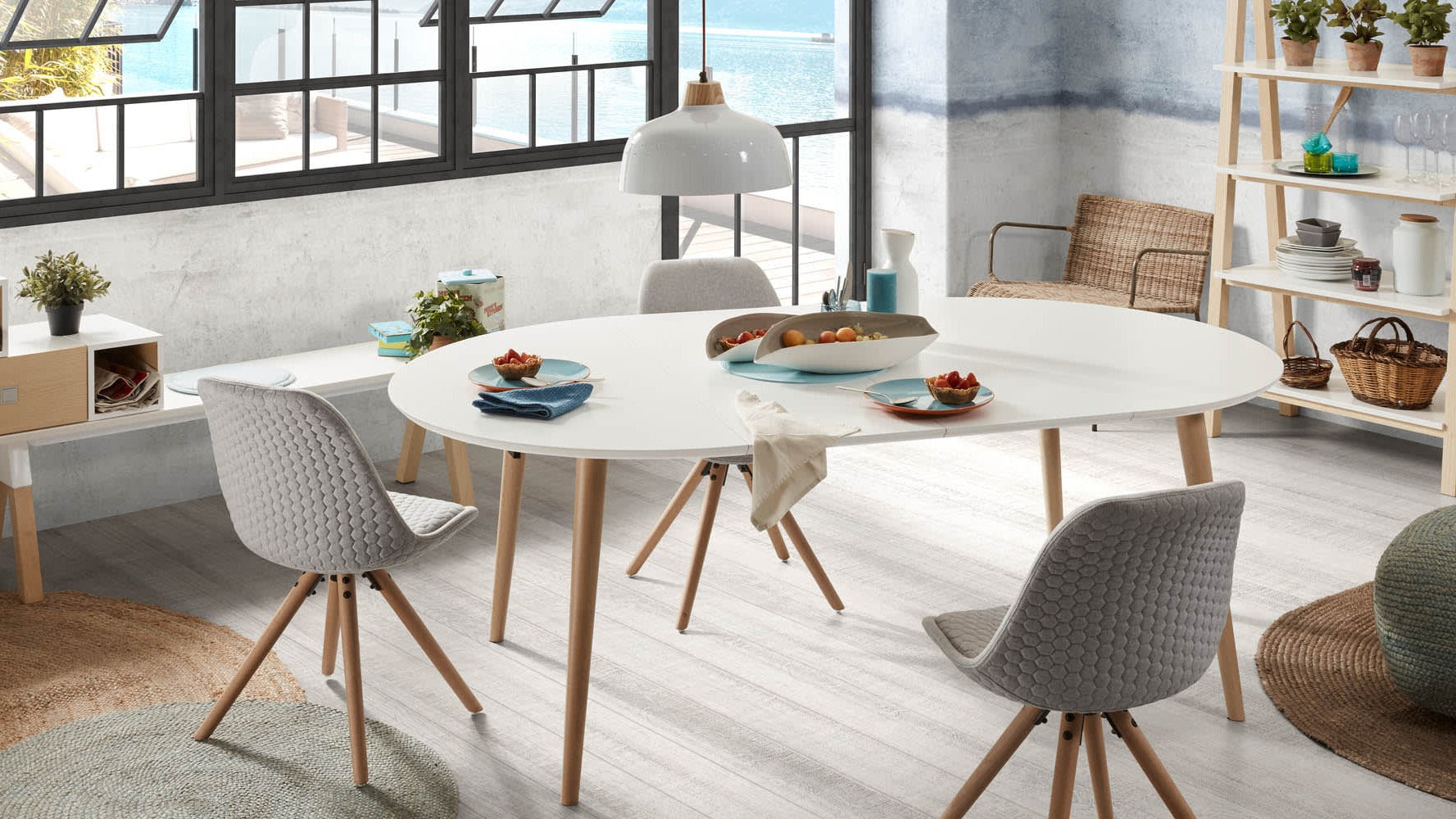 Moderner runder ausziehbarer Tisch in elegantem Design, ideal für geselliges Sitzen und flexible Gästekapazität.