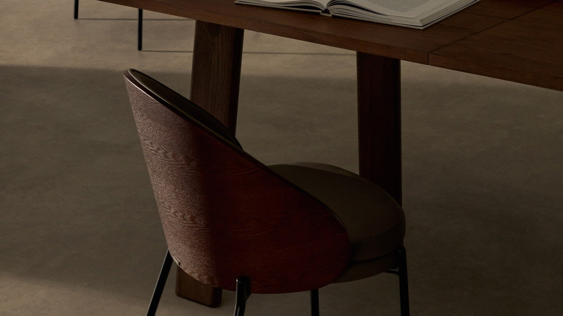 Elegante Kunstlederstühle in modernem Design, ideal für stilvolle Essbereiche, pflegeleicht und formstabil.