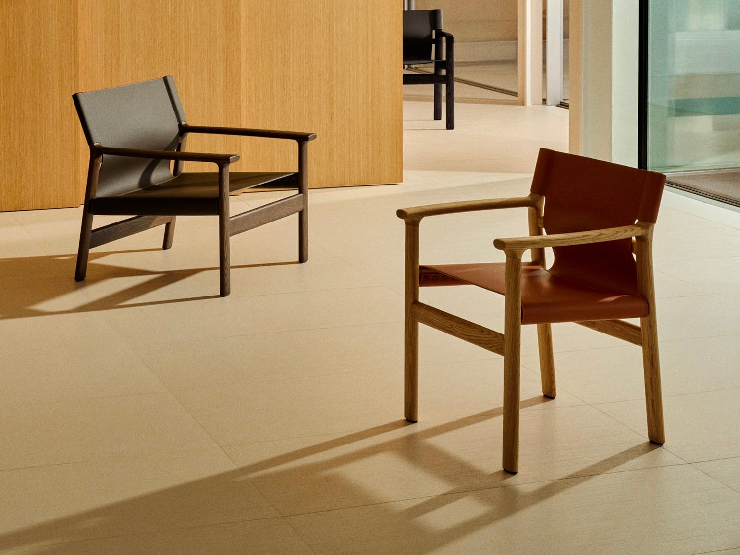 Eleganter Lederstuhl mit natürlichem Look, ideal für Esszimmer, vereint hohen Komfort und langlebige Qualität.