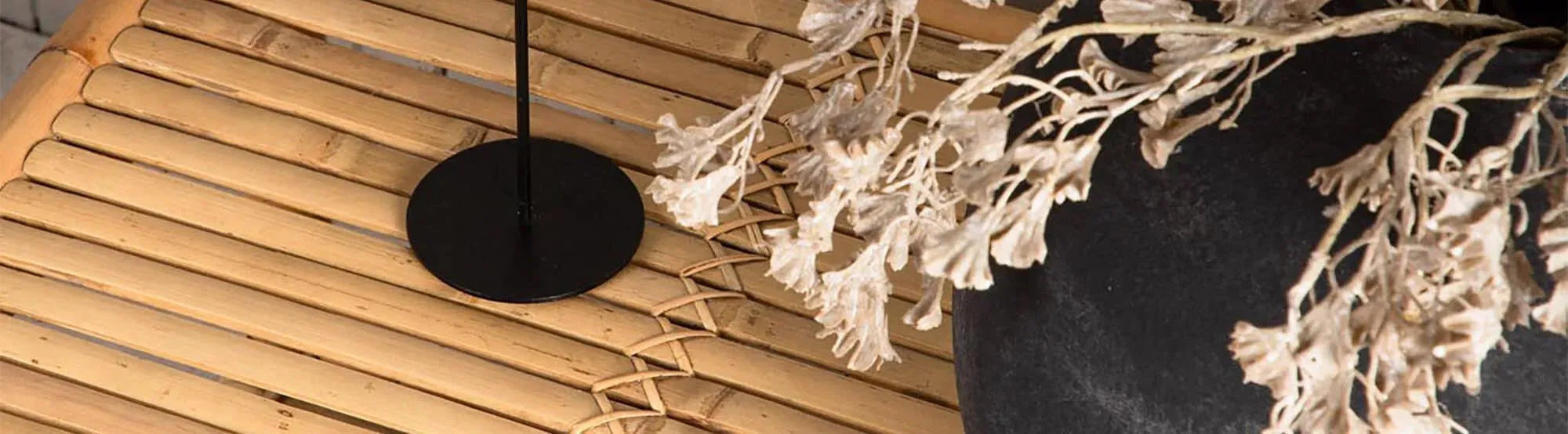 Entspanne stilvoll im Freien mit der Cane Outdoor Möbel-Kollektion von Venture Home. Robuste, elegante Möbel für jeden Außenbereich!