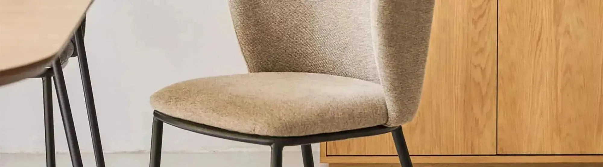 Entdecke die Ciselia Stühle von Kave Home: stilvolles Design, Komfort und Vielfalt in Farben und Texturen für dein Zuhause.