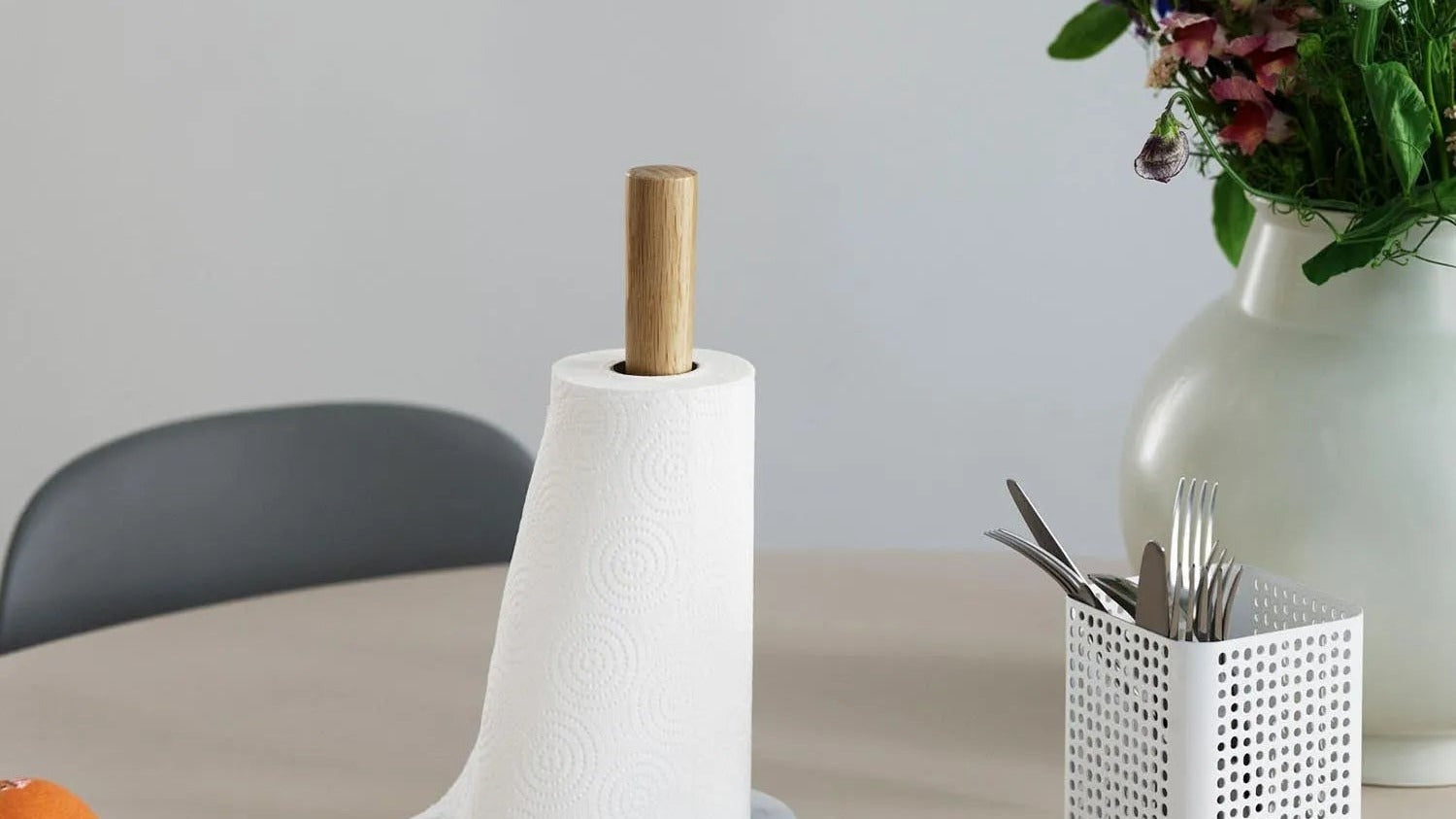 Entdecken Sie die Craft Serie von Normann Copenhagen: stilvolle Salz- und Pfefferstreuer aus Marmor und Eichenholz, die Funktionalität und skandinavischen Minimalismus vereinen.