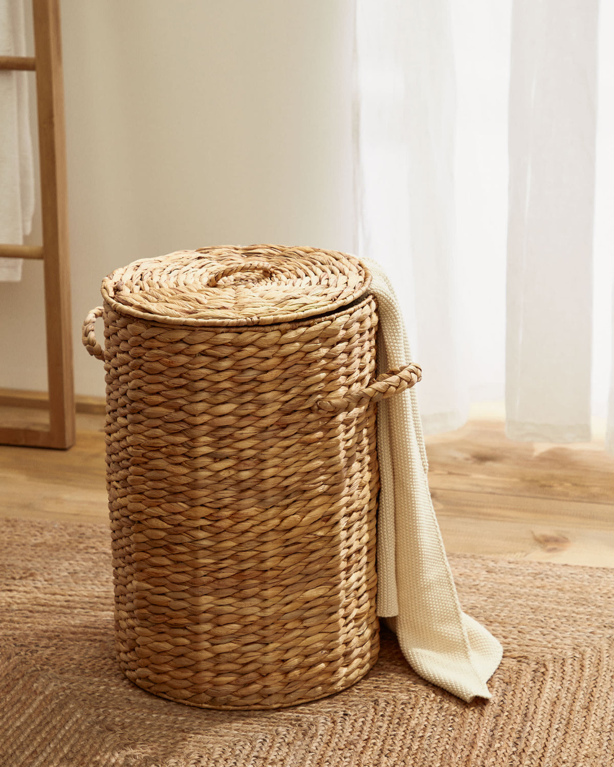 Geschenke für Ordnungsliebhaber – Wäschekorb aus Naturfaser im Wohnraum