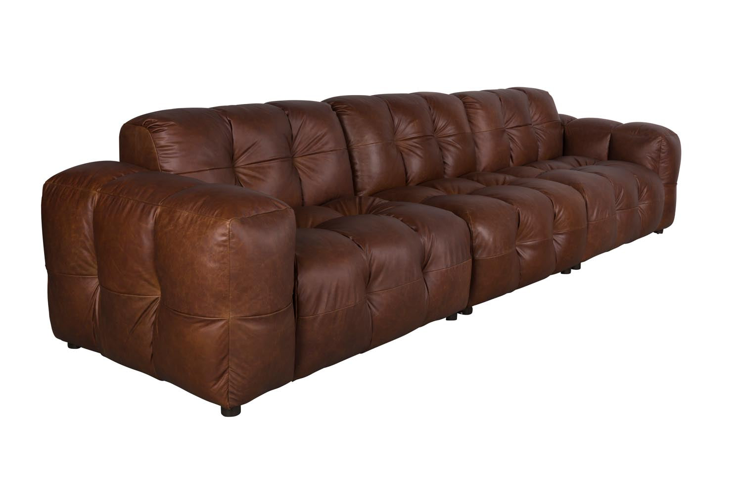Elegantes Ledersofa mit natürlichem Charme, Patina und hohem Komfort für stilvolle Wohnräume.