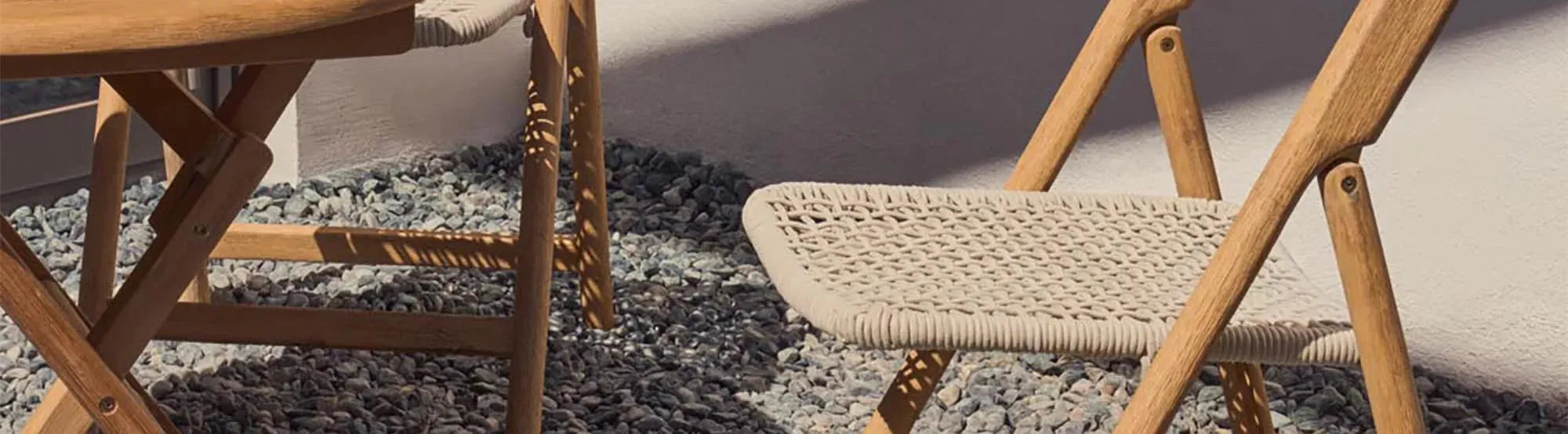 Dandara von Kave Home: Massives Akazienholz, klappbare Outdoor-Möbel für Balkon, Garten oder Terrasse – naturwarm, robust & wetterbeständig.