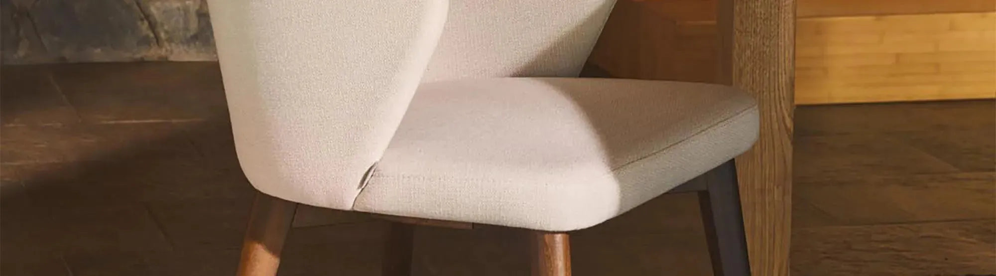 Entdecke die Darice Stühle von Kave Home: Massivholz trifft auf bequeme Polsterung für stilvollen Komfort im Esszimmer oder Café.
