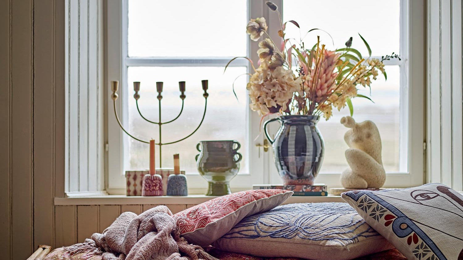 Dekoration Kollektion: Hochwertige Wohnaccessoires wie Vasen, Kerzenständer, Bilderrahmen und Wanduhren für stilvolle Räume – nachhaltig und umweltbewusst.