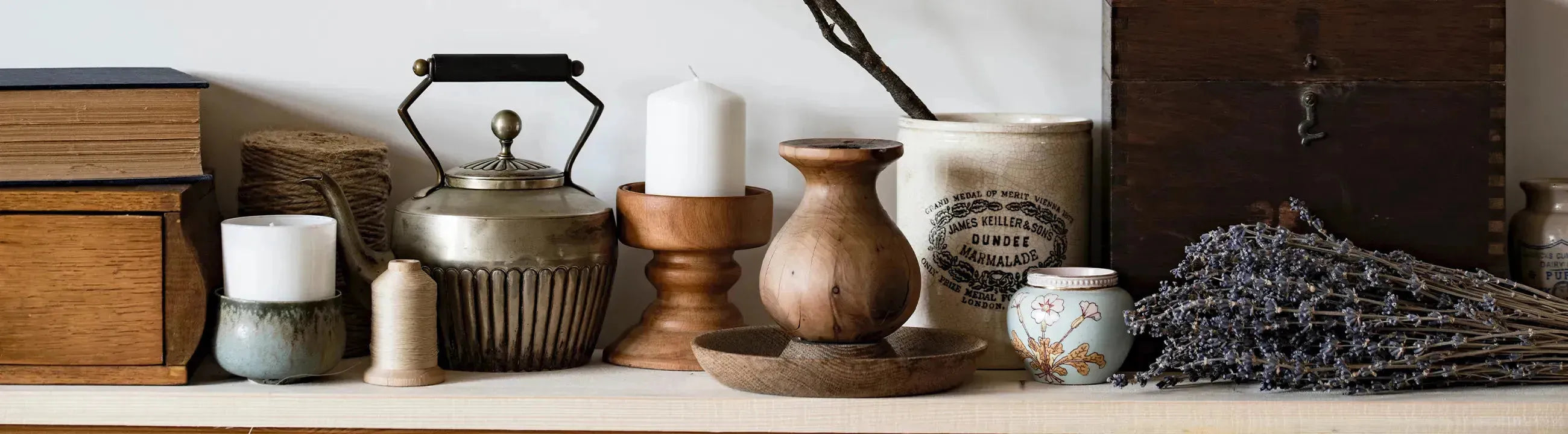 Dekorationsartikel und kreative Wohnaccessoires: Kerzenhalter, Kunstdrucke, Tapeten und Wanddekoration für ein stilvolles, nachhaltiges Zuhause.