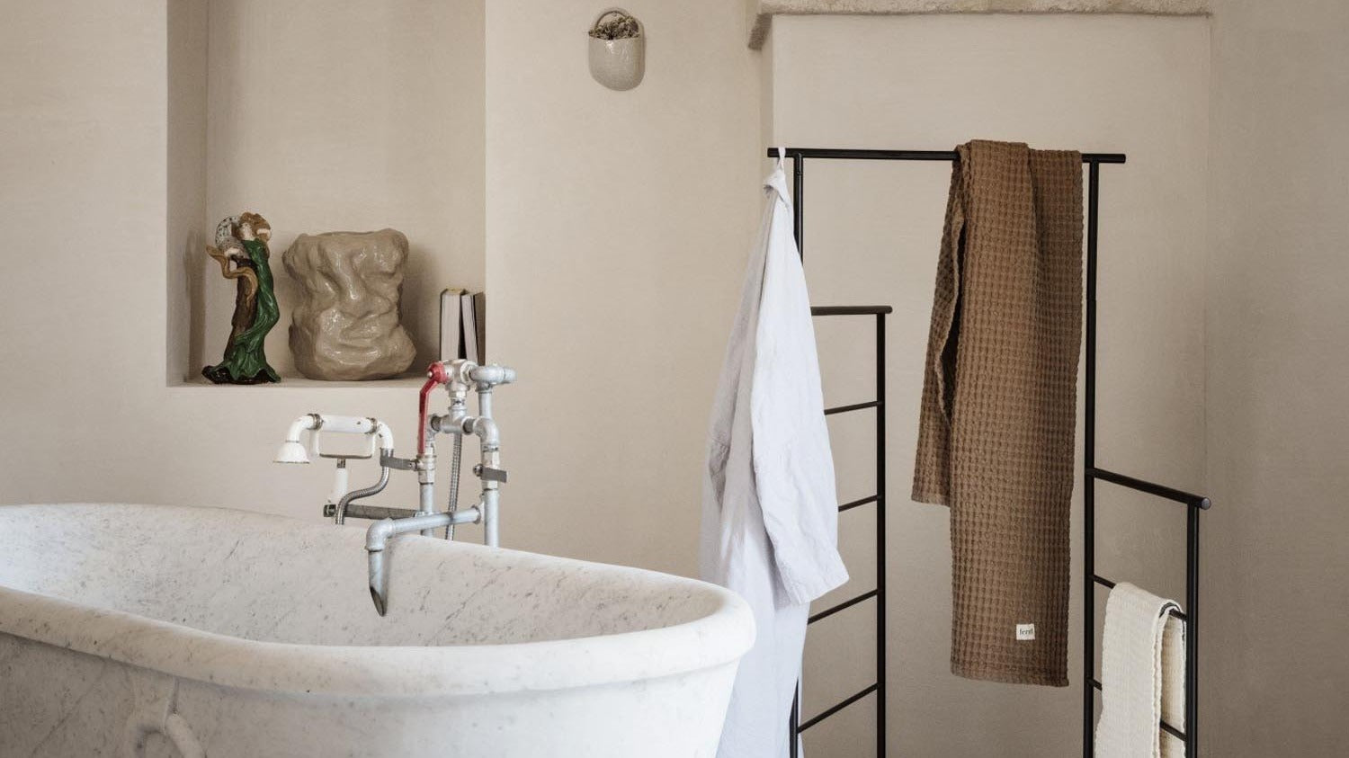 Entdecke die Dora Kollektion von Ferm Living: funktionale, feuchtigkeitsresistente Metallmöbel für Badezimmer, Flure und Schlafzimmer. Minimalistisch und elegant!