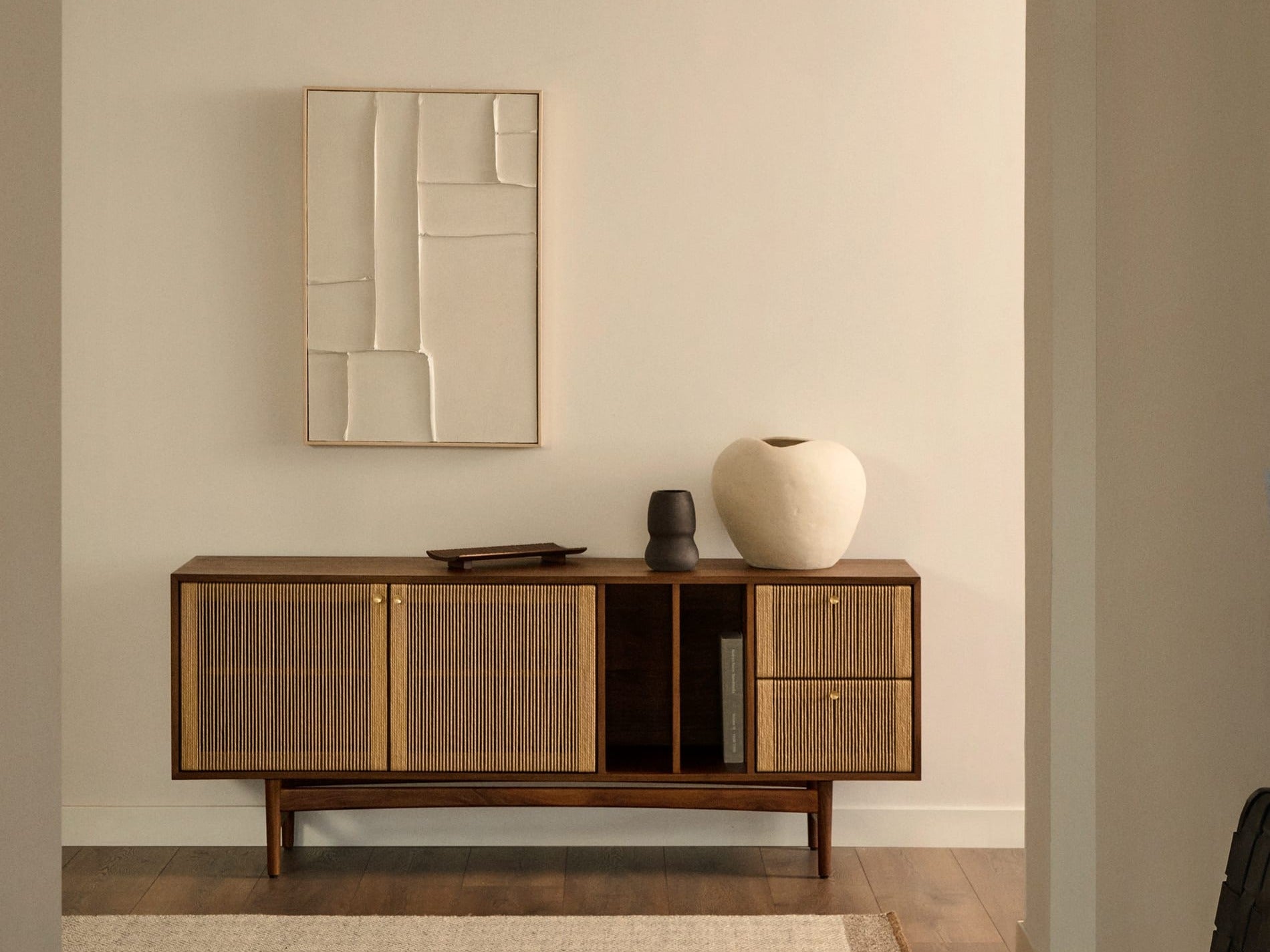 Elegante Möbel der Elan Kollektion von Kave Home, modernes Design, stilvolle Farben und hochwertige Materialien.