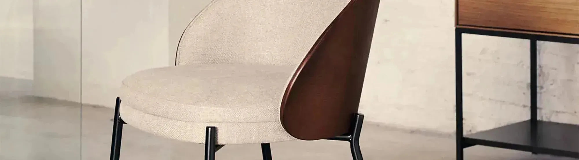 Entdecke die Eamy Kollektion von Kave Home: stilvolle Stühle und Sessel mit organischem Design, gepolstertem Komfort und Holzcharme.