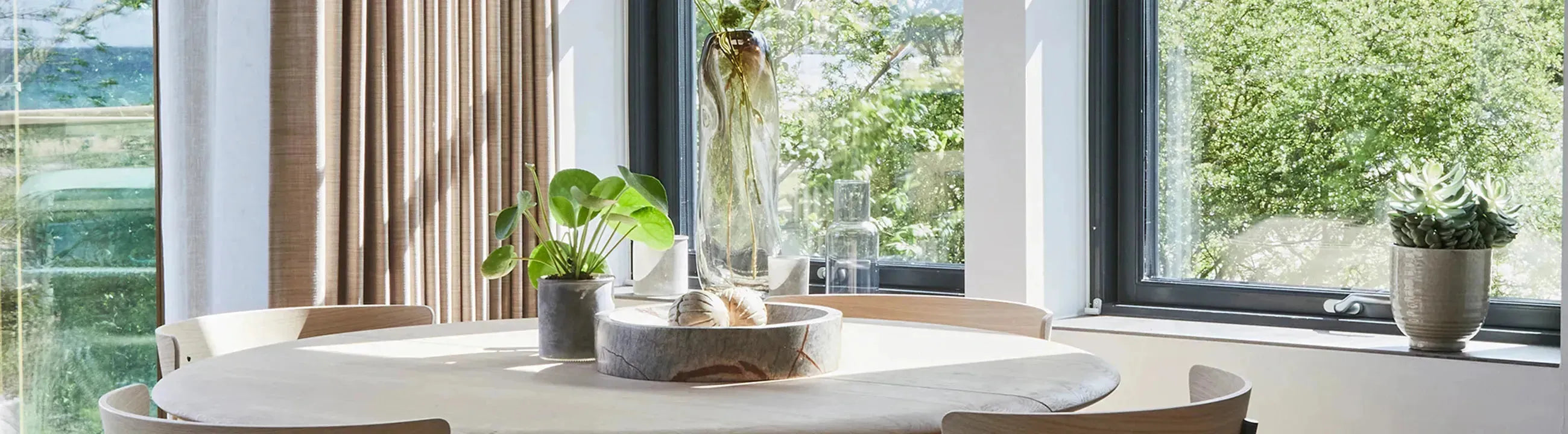 Esszimmer Zubehör: Teakholz-Servierbretter, Schieferplatten und Holztabletts für den Esstisch – stilvoll, nachhaltig und vielseitig für Dekor & Service.