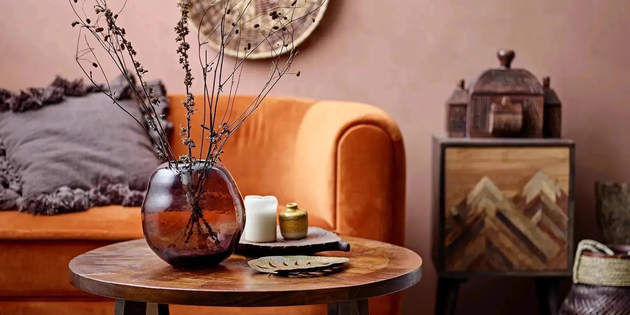 Bloomingville – Skandinavisches Design, Wabi Sabi & Vintage-Deko für Zuhause: Geschirrserien, Vasen, Kissen, Teppiche & Möbel aus Naturmaterialien.