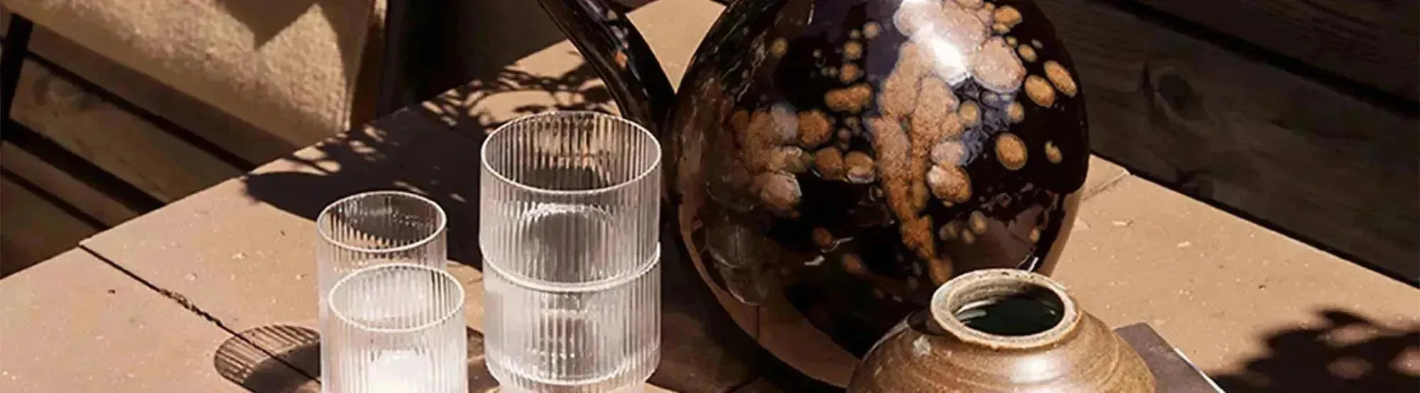 Entdecke die elegante Flow-Kollektion von Ferm Living: handgefertigtes Geschirr mit organischen Formen, ideal für jeden Anlass.