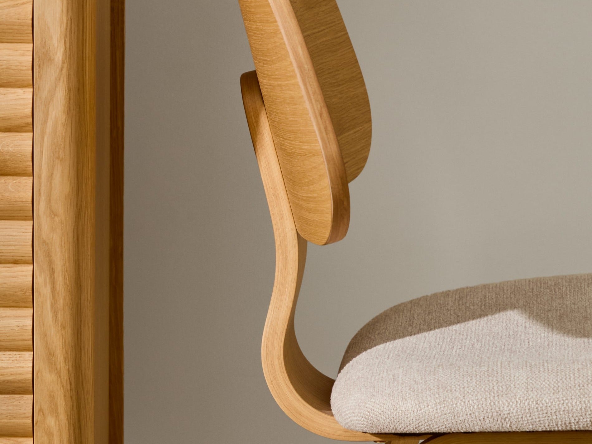 Elegante Gena Kollektion von Kave Home: stilvolle Möbel mit modernem Design und warmen Holztönen.