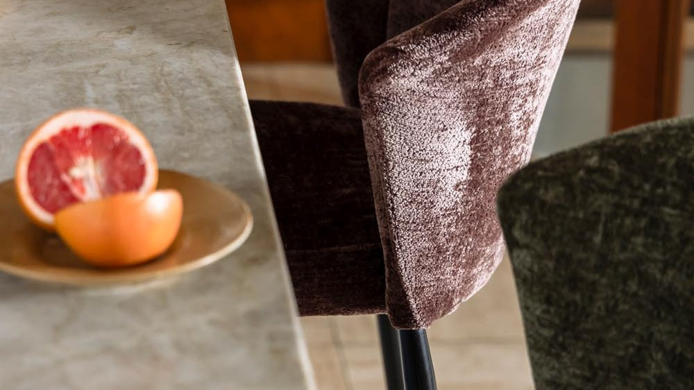 Entdecke die elegante Georgia-Serie von Dutchbone: stilvolle Stühle, Sessel und Barhocker, die Komfort und zeitlose Ästhetik vereinen.