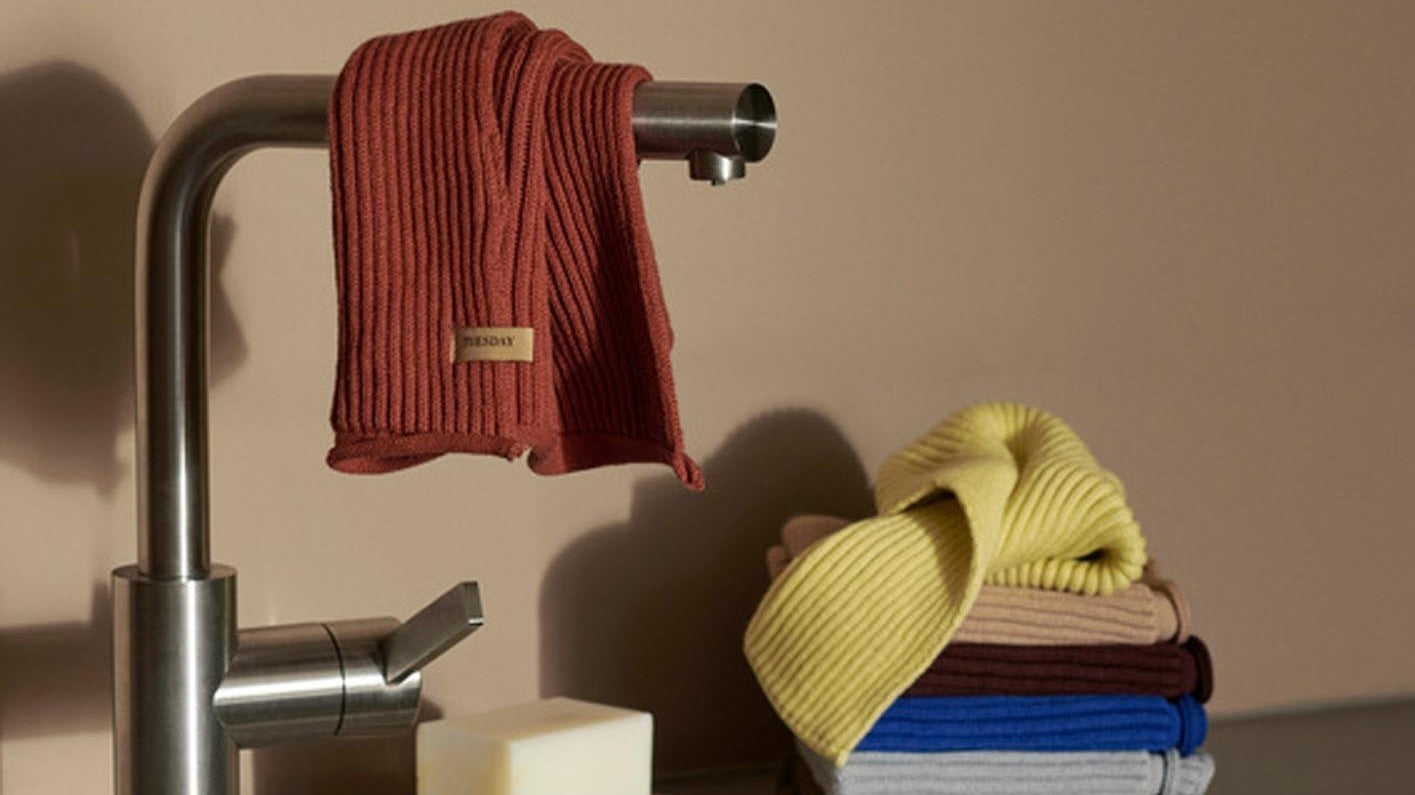 Hochwertige Küchentextilien: saugfähige Baumwoll-Geschirrtücher und pflegeleichte Leinen-Küchentücher – stilvoll und praktisch.