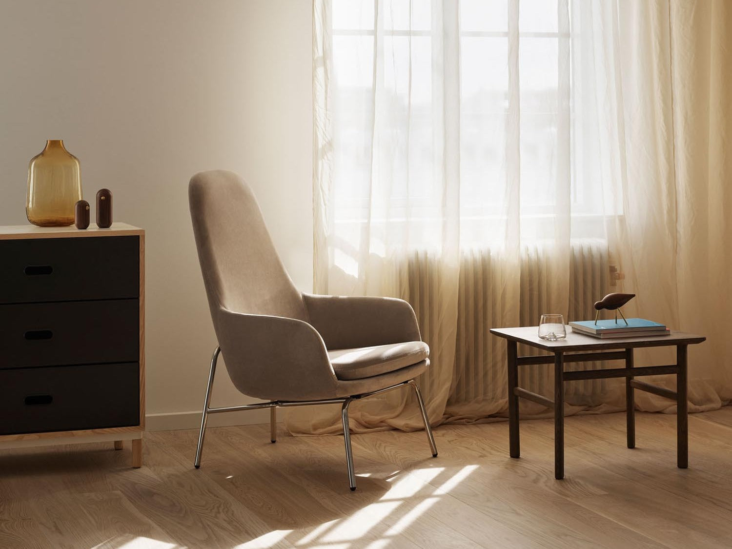 Elegante Pflanzengefäße der Grow Kollektion von Normann Copenhagen, ideal für moderne Wohnräume und stilvolle Akzente.