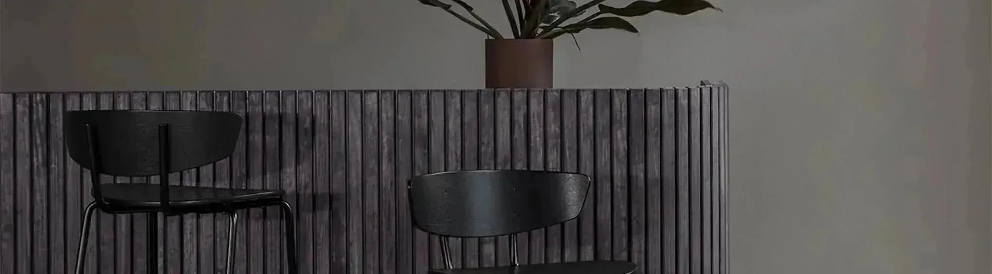 Entdecke die Herman Kollektion von Ferm Living: stilvolle Stühle und Sessel, die skandinavisches Design mit modernem Komfort vereinen.