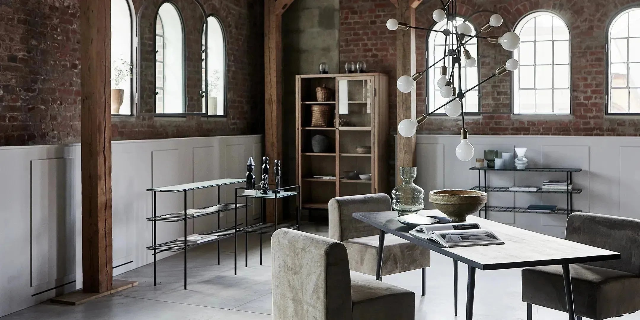 Entdecke die House Doctor Kollektion: Industrial Chic für dein Zuhause. Möbel, Dekor und Geschirr im urbanen, skandinavischen Stil.