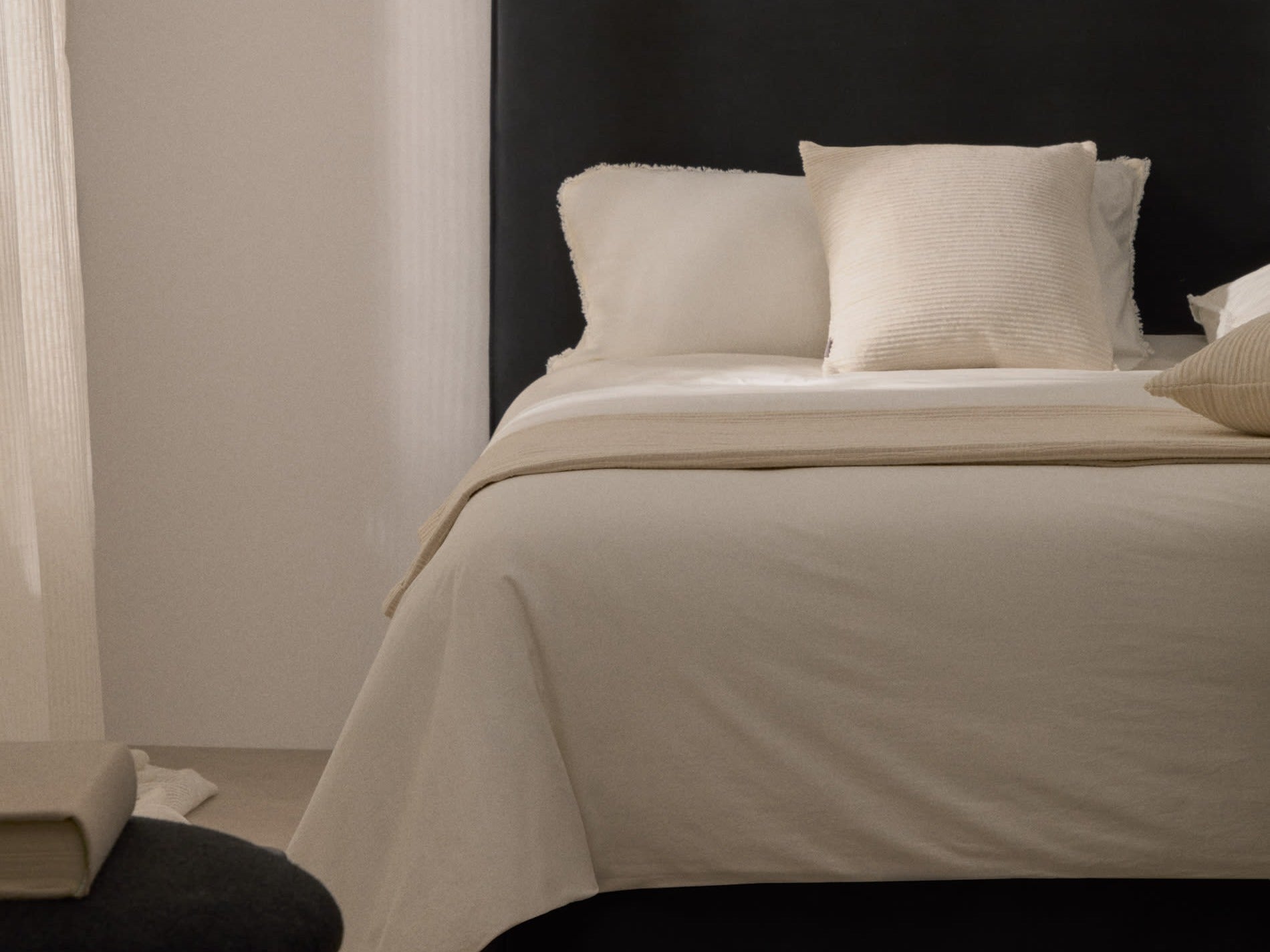 Elegante Jaira Kollektion von Kave Home: stilvolle Möbel mit modernem Design und warmen Holztönen.