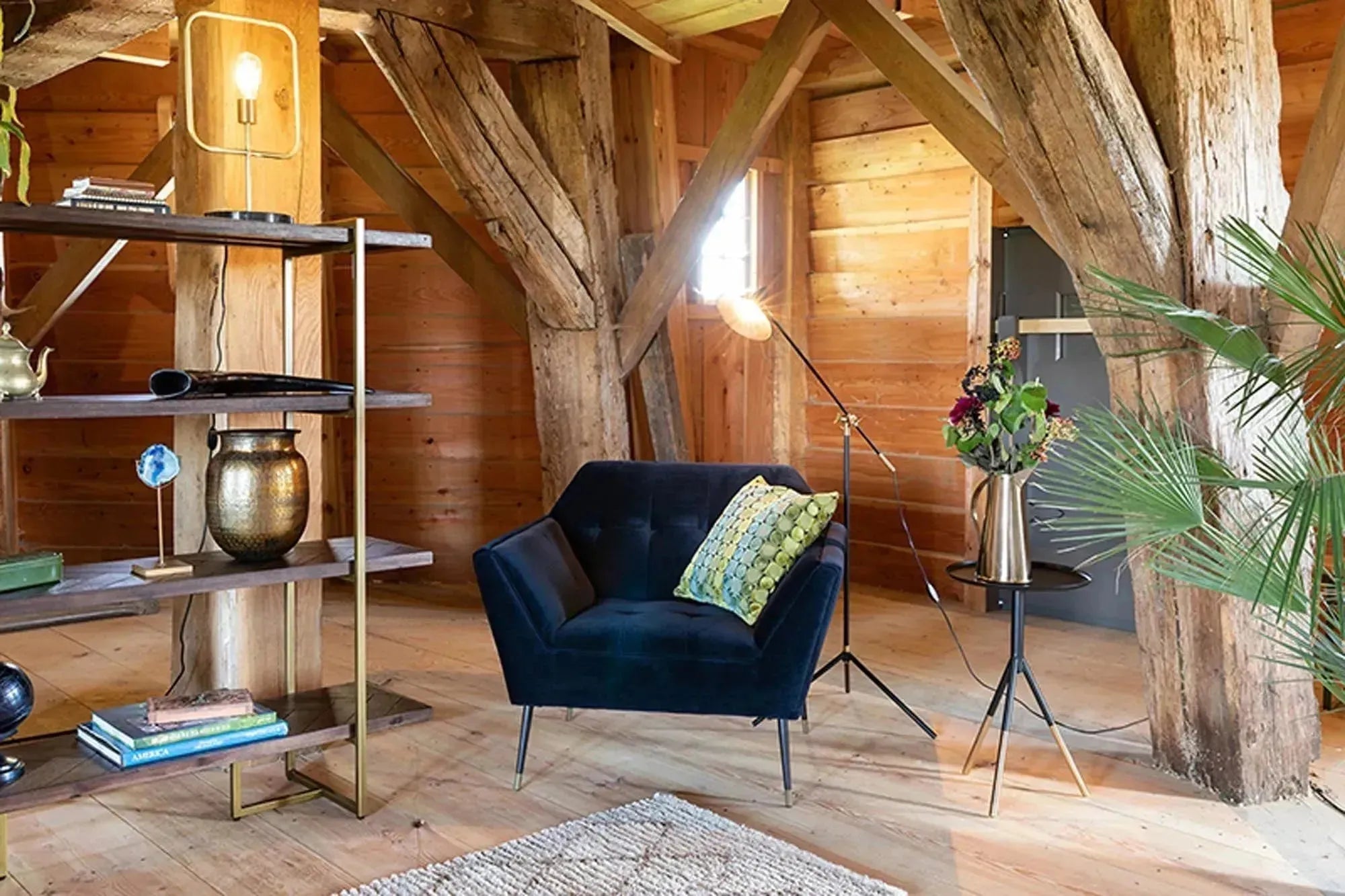 Entdecke stilvolle Vitrinen & Cabinets von KAQTU – funktional, elegant und mit Vintage-Charme. Perfekt für Wohnzimmer, Esszimmer und Home-Office!