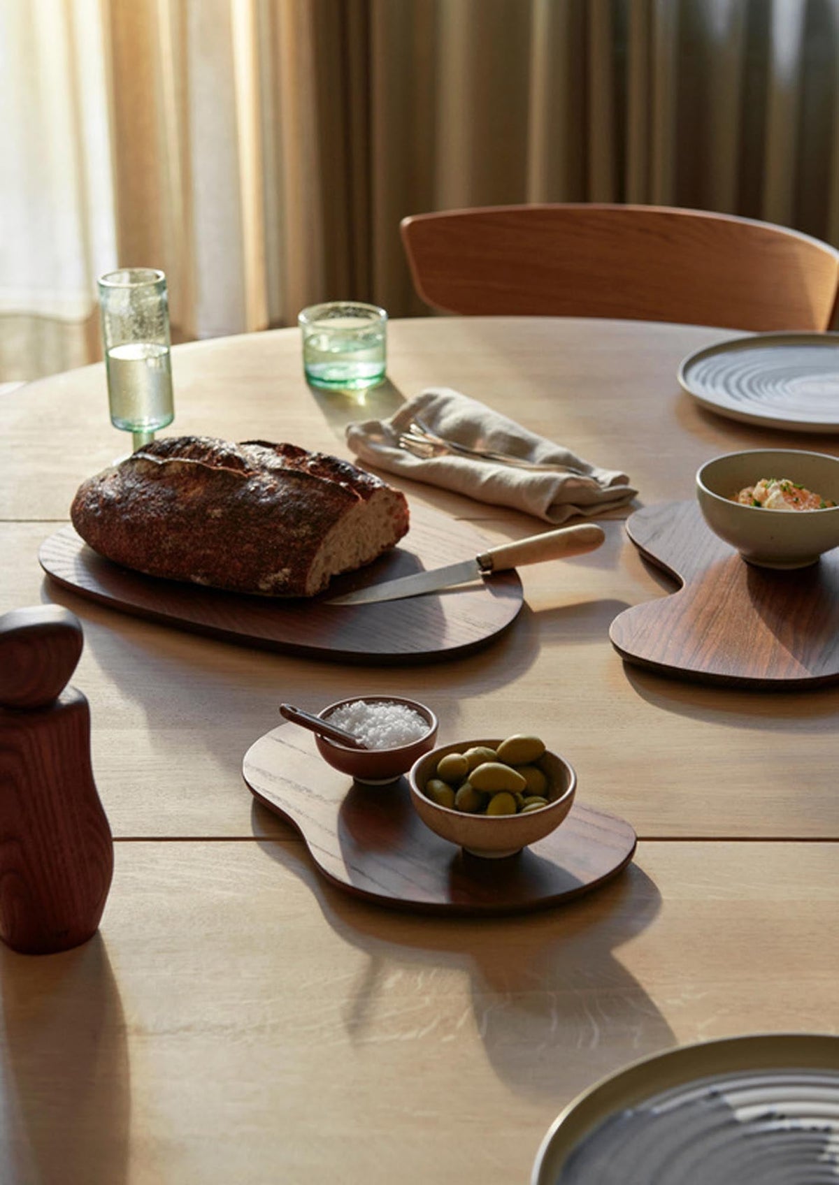 Geschenke für Menschen, die gerne kochen – Schneidebrett-Set Cairn von Ferm Living
