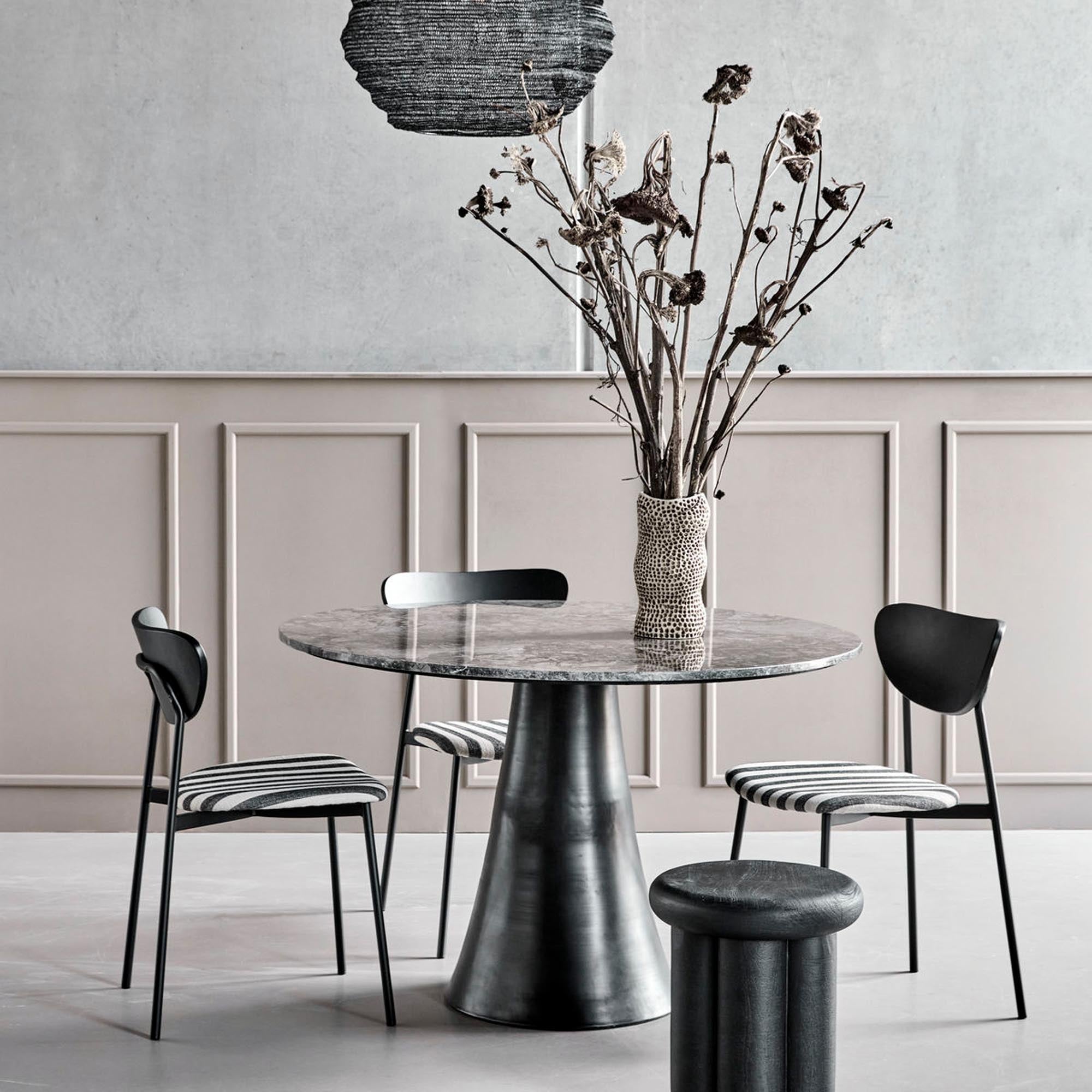 Eleganter Esstisch von House Doctor, aus hochwertigem Holz, ideal für stilvolle Essbereiche und gesellige Runden.