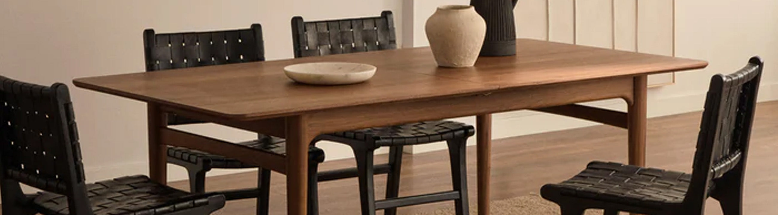 Tische Kollektion: moderne Esstische, Schreibtische, Couchtische aus Holz, Metall und Glas – stilvolles Möbel-Design für Wohnzimmer & Homeoffice.