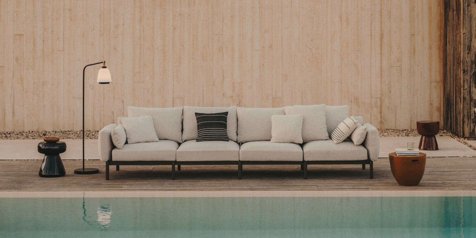 Entdecke unsere wetterfesten Outdoor-Sofas: komfortabel, stilvoll und ideal für Terrasse, Balkon oder Pool. Perfekt für entspannte Stunden im Freien!