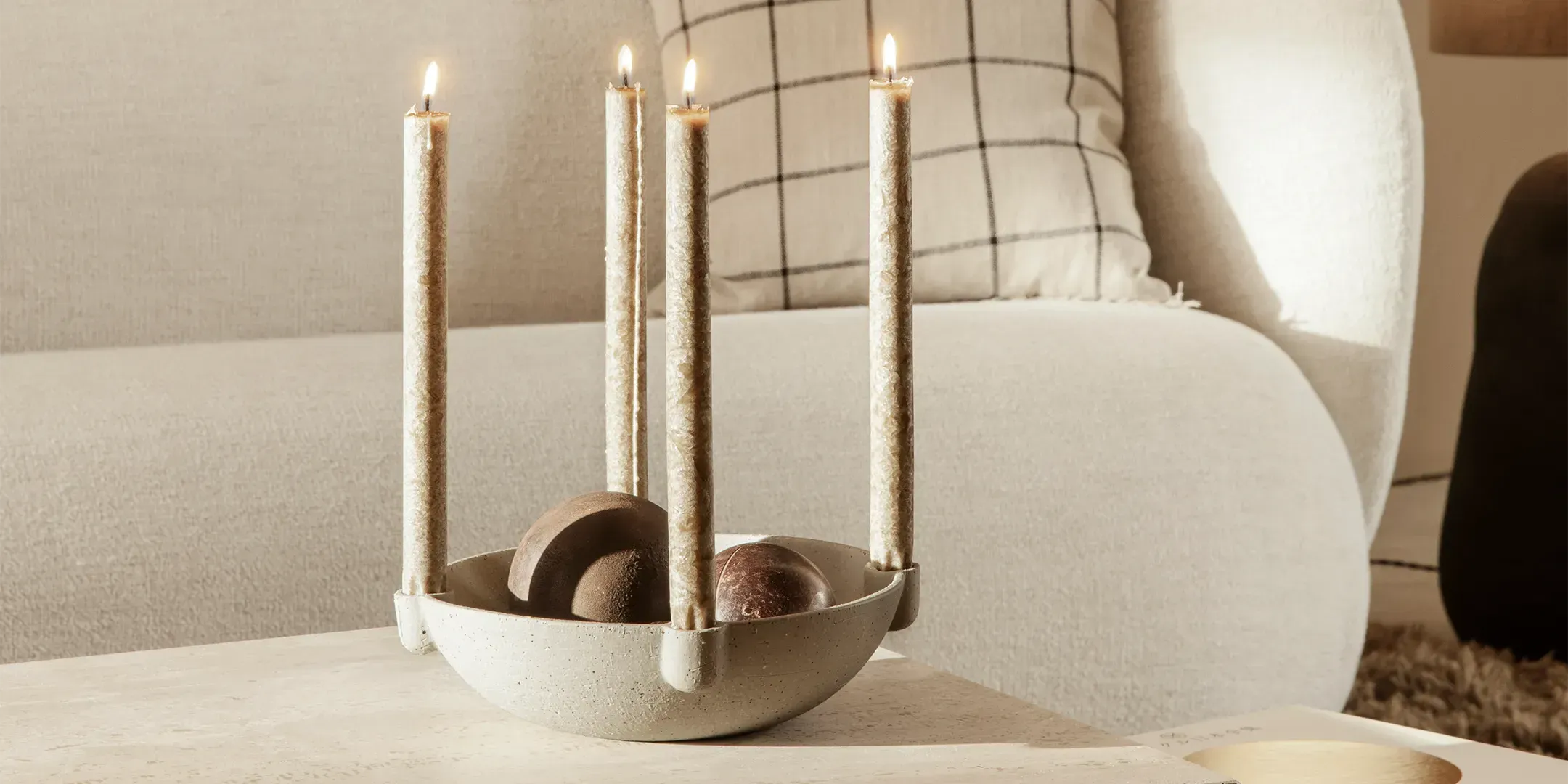 Stilvolle Kerzenständer und Duftkerzen aus Metall, Glas und Naturwachs für gemütliches Zuhause – warme Beleuchtung, dekoratives Ambiente.