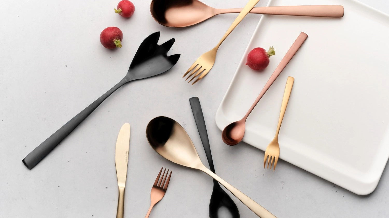Zeitlose italienische Eleganz, hochwertige Handarbeit und nachhaltige Materialien prägen die Comas-Kollektion bei KAQTU. Vielseitige Accessoires für jeden Anlass.