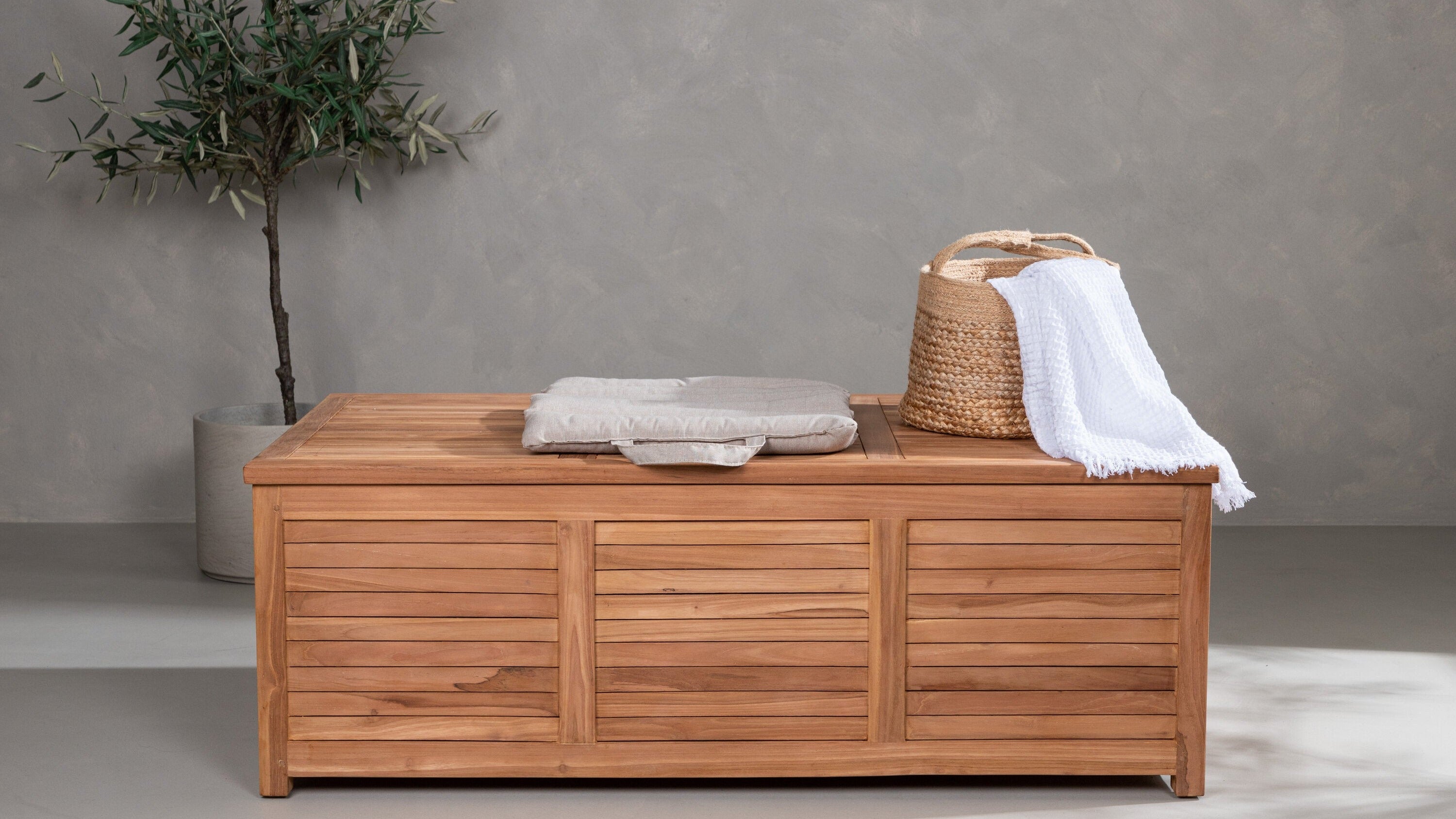 Vielseitige Kissenboxen von KAQTU in verschiedenen Designs und Größen, wetterbeständig, langlebig und perfekt für stilvolle Gartenaufbewahrung.