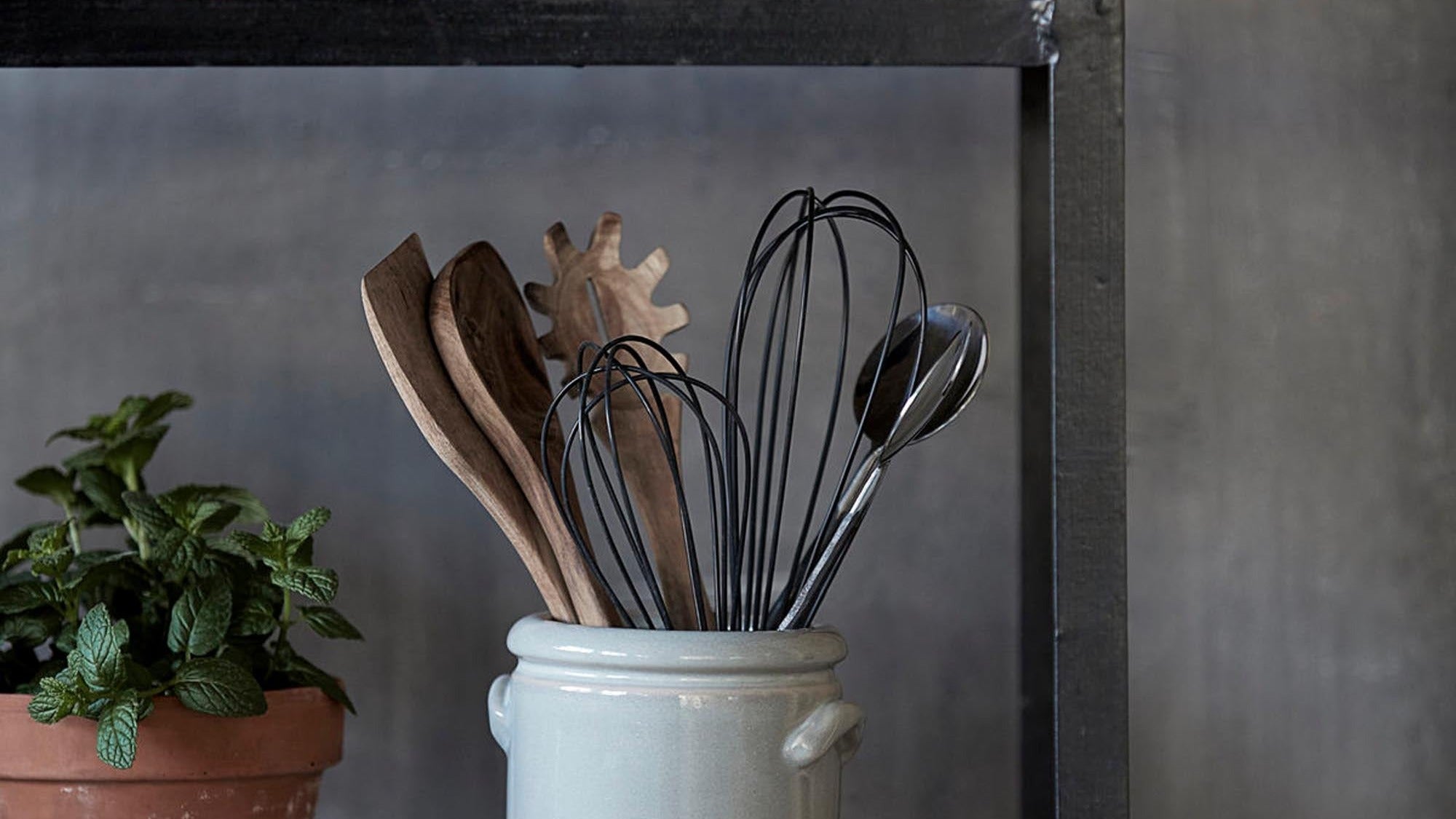 Verschiedene Designs und Materialien wie Holz, Edelstahl oder Keramik sorgen für Ordnung und Stil beim Kochen.