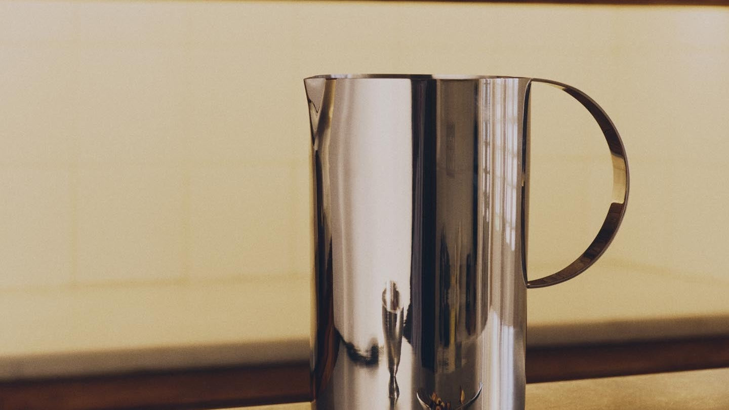 Elegante Wasserkrüge von KAQTU aus hochwertigen Materialien, vereinen modernes Design mit traditioneller Handwerkskunst für stilvollen Alltag und besondere Anlässe.