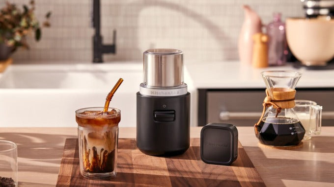 Robuste KitchenAid-Geräte in vielfältigen Farben, mit kraftvollen Motoren und vielseitigem Zubehör für stilvolle, langlebige Küchenleistung.