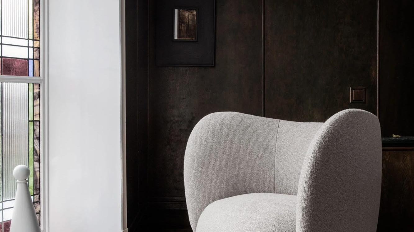 Hochwertige italienische Handwerkskunst vereint elegantes Design, feine Materialien und langlebige Verarbeitung für stilvolle Accessoires, Schuhe und Lederwaren.
